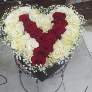 بوكيه قلب به حرف بالورد