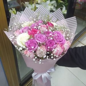 بوكيه هاند بيبي فلاور وورد ابيض وبيربل