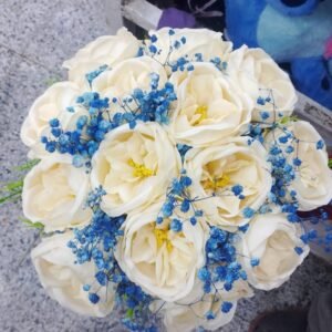 بوكيه هاند ورد ابيض وبيبي فلاور ازرق