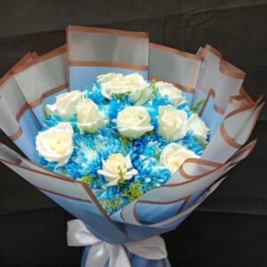 بوكيه هاند ورد ابيض وكرازنتم ازرق