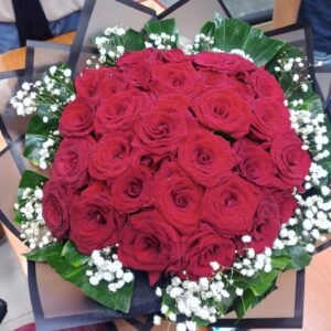 بوكيه هاند ورد احمر وبيبي فلاور ابيض