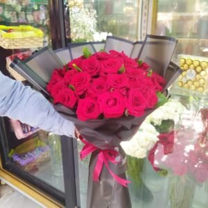 بوكيه هاند ورد احمر ولف سوده