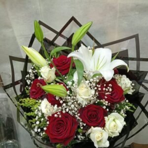 بوكيه هاند ورد احمر وليليم ابيض