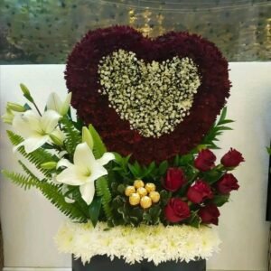 بوكس به قلب بورد كرازنتم احمر وبيبي فلاور ومعه ليليم وشوكولا فيريرو روشيه