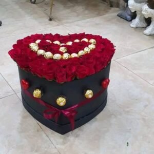 بوكس على شكل قلب مكون من ورد جوري احمر وشوكولا فيريرو روشيه