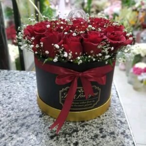 بوكس مكون من ورد جوري احمر وبيبي فلاور ابيض