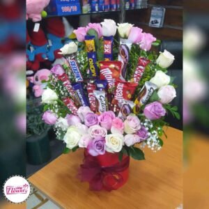 بوكس ورد جوري ابيض وموف ومعه تشكيله مميزه من الشوكولا المستورده