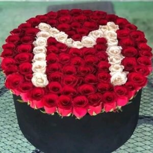 بوكس ورد جوري احمر بداخله حرف بالابيض