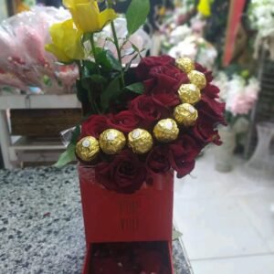 بوكس ورد جوري احمر زاصفر وشوكولا فيريرو روشيه مع ورق الورد الاحمر