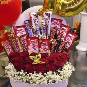 بوكس ورد جوري احمر وبيبي فلاور ابيض ومعه ميكس شوكولا مستورده