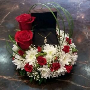 بوكس ورد جوري اخمر وكرازنتم ابيض بداخله هديه