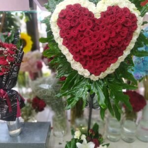 بوكيه استاند حجم كبير على شكل قلب جوري ابيض واجمر