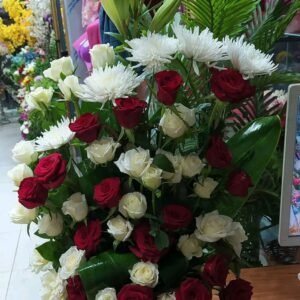 بوكيه استاند ورد جوري احمر وابيض وكرازنتم ابيض