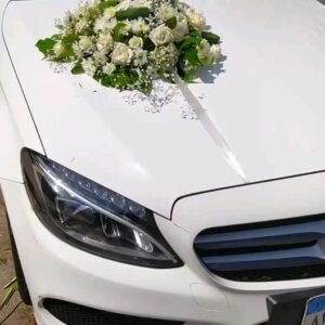 بوكيه سياره ورد جوري ابيض وبيبي فلاور ابيض