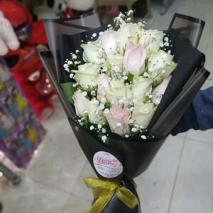 بوكيه هاند بجوري ابيض وبيبي فلاور ابيض ولفه سودا وشريطه دهبي