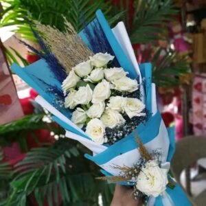 بوكيه هاند بجوري ابيض وبيبي فلاور بلفه بيضا وشريط ابيض