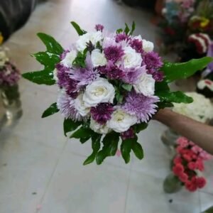 بوكيه هاند بجوري ابيض وكرازنتم بنفسجي