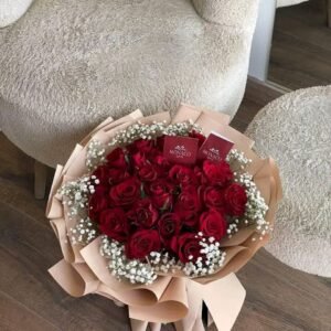 بوكيه هاند بجوري احمر وبيبي فلاور ابيض ولفه بيج