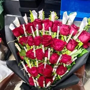 بوكيه هاند بجوري احمر وداخله فلوس بلفه سودجا وشريط احمر