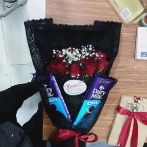 بوكيه هاند بجوري احمر وشوكولا وبيبي فلاور بلفه سودا وشريط احمر