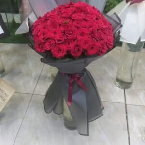 بوكيه هاند بجوري احمر ولفه سودا وشريط احمر بحجم كبير