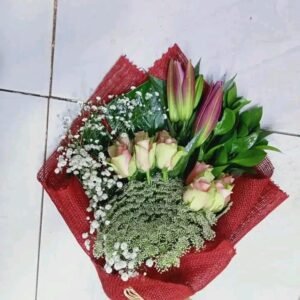 بوكيه هاند بليلم وجوري وبيبي فلاور بلفه خيش احمر