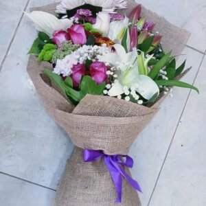 بوكيه هاند بليليم وجوري بنفسجي وكرازنتم ابيض وبيبي فلاور بلفه خيش بيج