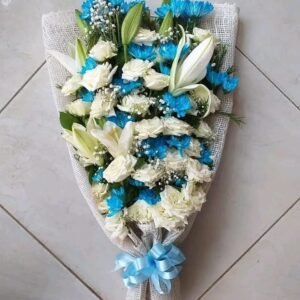 بوكيه هاند بليليم وكرازنتم مين جرين وجوري ابيض وبيبي فلاور بلفه خيش اوف وايت