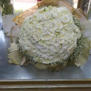 بوكيه هاند بورد جوري ابيض وبيبي فلاور ابيض ولفه بيج