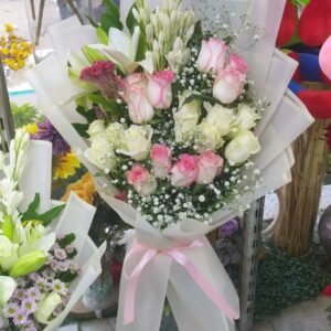 بوكيه هاند بورد جوري ابيض وروز وبيبي فلاور ابيض بلفه بيضا