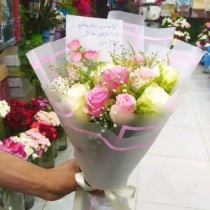 بوكيه هاند بورد جوري ابيض وروز وبيبي فلاور ابيض بلفه بيضا وشريط ابيض