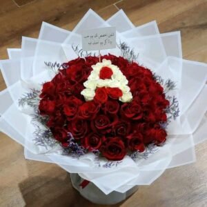 بوكيه هاند بورد جوري احمر وبداخله حرف باللون الابيض