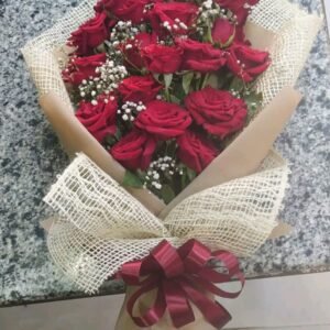 بوكيه هاند بورد جوري احمر وبيبي فلاور ابيض بلفه بيج وشريط احمر فيونكه