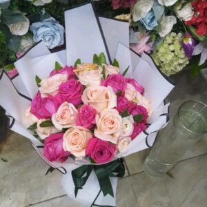 بوكيه هاند بورد جوري بينك وبنفسجي بلفه بيضا وشريط اسود