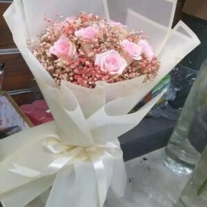 بوكيه هاند بورد جوري بينك وبنفسجي بلفه بيضا وشريط اسود