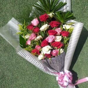 بوكيه هاند جوري احمر وابيض وروز بلفه بيضا