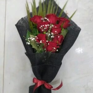 بوكيه هاند جوري احمر وبيبي فلاور ابيض بلفه سودا وشريطه حمرا