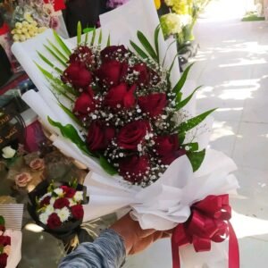 بوكيه هاند جوري احمر وبيبي فلاور ابيض ولفه بيضا بشريط احمر