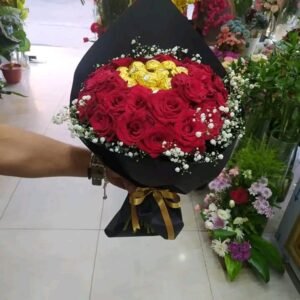 بوكيه هاند جوري احمر وشوكولا فروري روشي وبيبي فلاور ولفه سودا