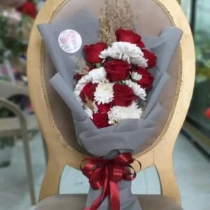 بوكيه هاند جوري احمر وكرازنتم ابيض بلفه رصاصي وشريطه حمرا