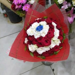 بوكيه هاند دائري ورد جوري ابيض واحمر ووردا زرقاء في النصف