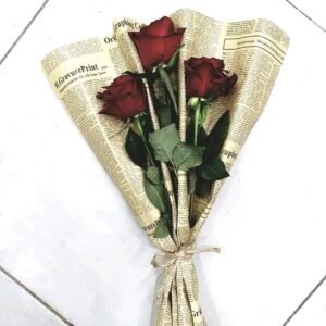 بوكيه هاند صغير ورد جوري احمر ولفه جاريد