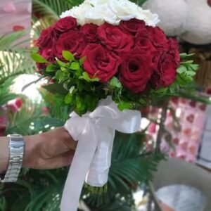 بوكيه هاند صناعي بجوري ابيض واحمر وشريط ابيض