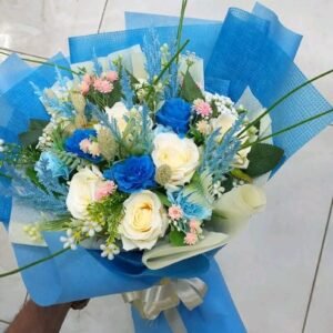 بوكيه هاند صناعي بورد جوري ابيض ازرق بلفه زرقاء