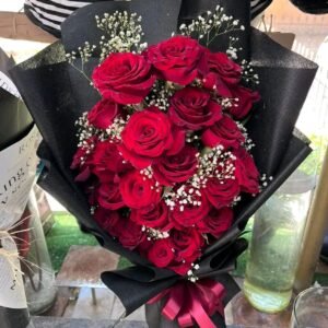 بوكيه هاند طبيعي بجوري احمر وبيبي فلاور ابيض بلفه سودا