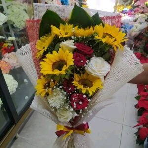 بوكيه هاند عباد شمس وجوري ابيض واحمر وبيبي فلاور