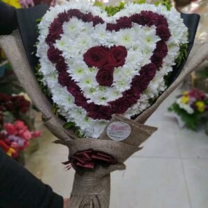 بوكيه هاند على شكل قلب بجوري احمر وكرازنتم ابي ضولف بيج واسود