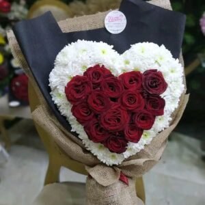 بوكيه هاند على شكل قلب من ورد جوري احمر وكرازنتم ابيض