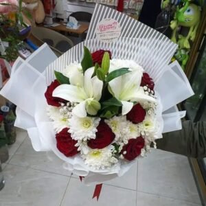 بوكيه هاند ليليم ابيض وجوري احمر وكرازنتم ابيض