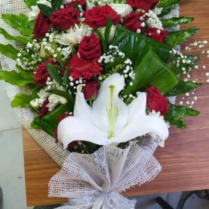 بوكيه هاند ليليم وجوري وكرازنتم وبيبي فلاور